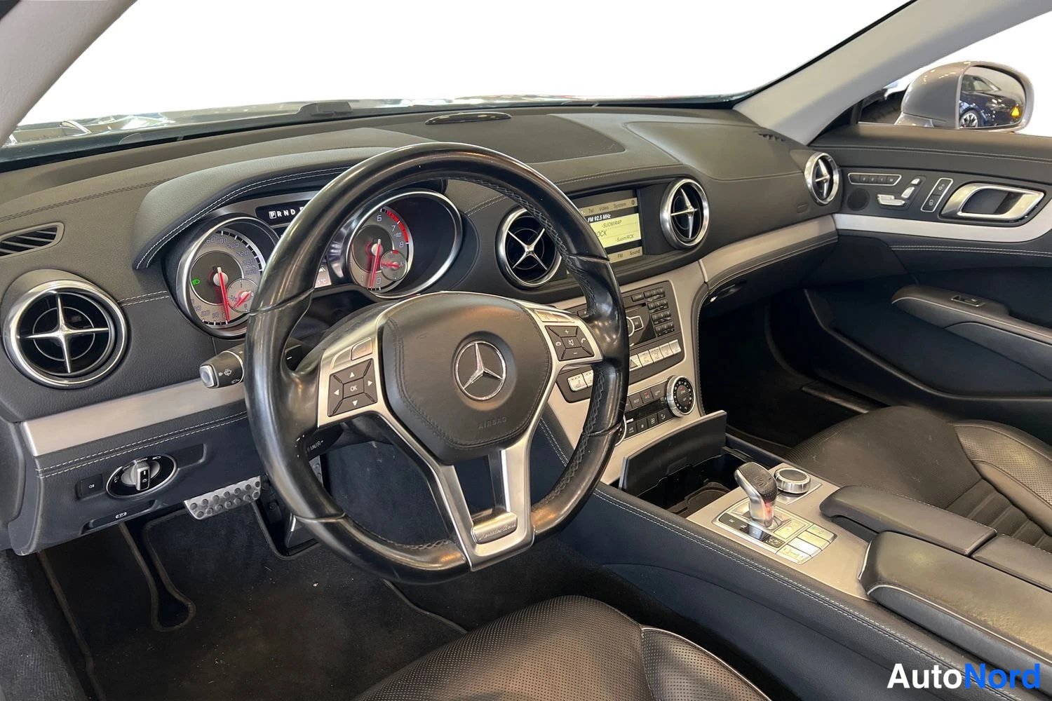 Hopea Mercedes-Benz SL 2012, ohjaamo, kuva 8