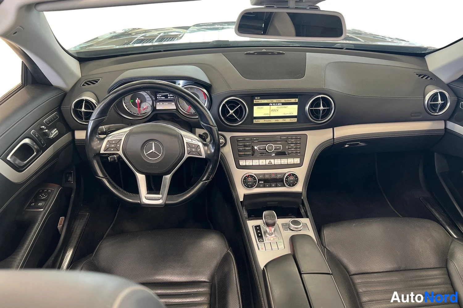 Hopea Mercedes-Benz SL 2012, ohjaamo, kuva 10
