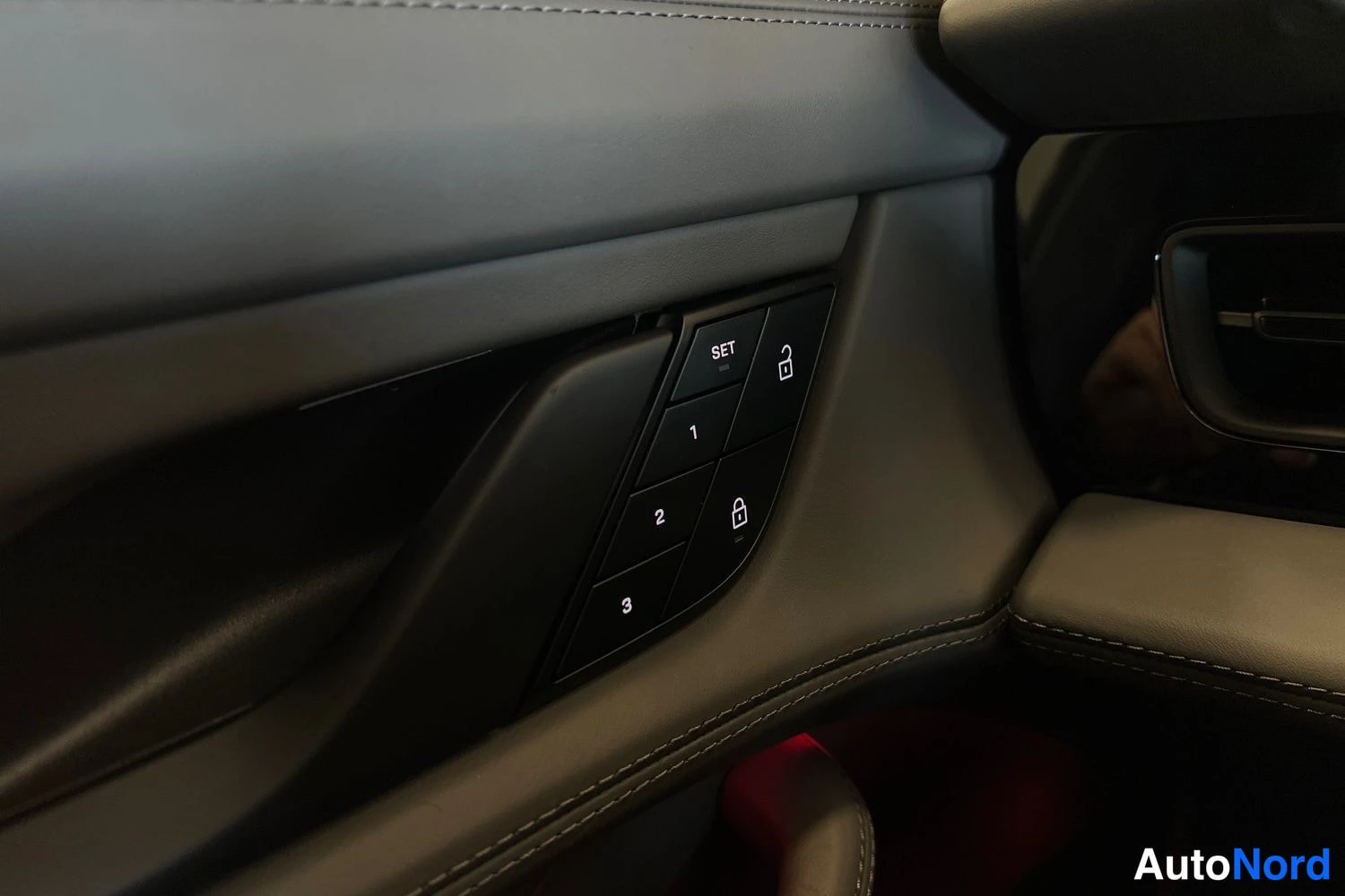 Harmaa Porsche Taycan Cross Turismo 2023, yksityiskohta, kuva 22