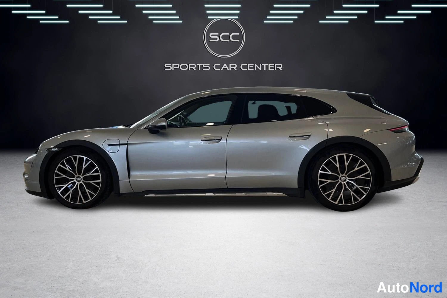 Harmaa Porsche Taycan Cross Turismo 2023, sivulta, kuva 3