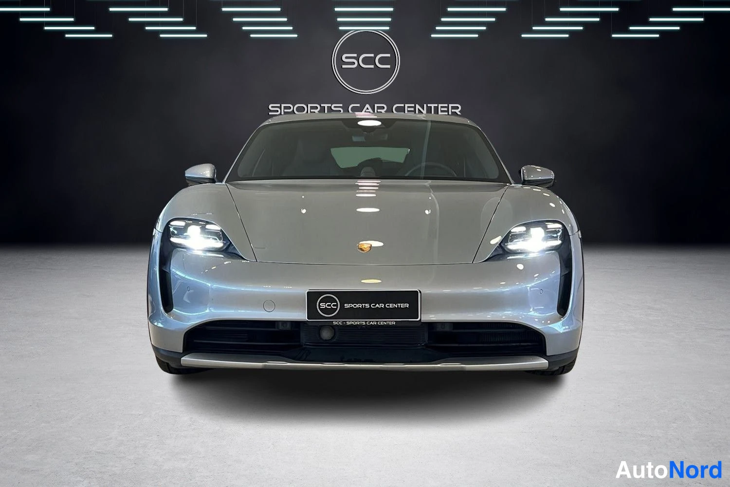 Harmaa Porsche Taycan Cross Turismo 2023, edestä, kuva 2
