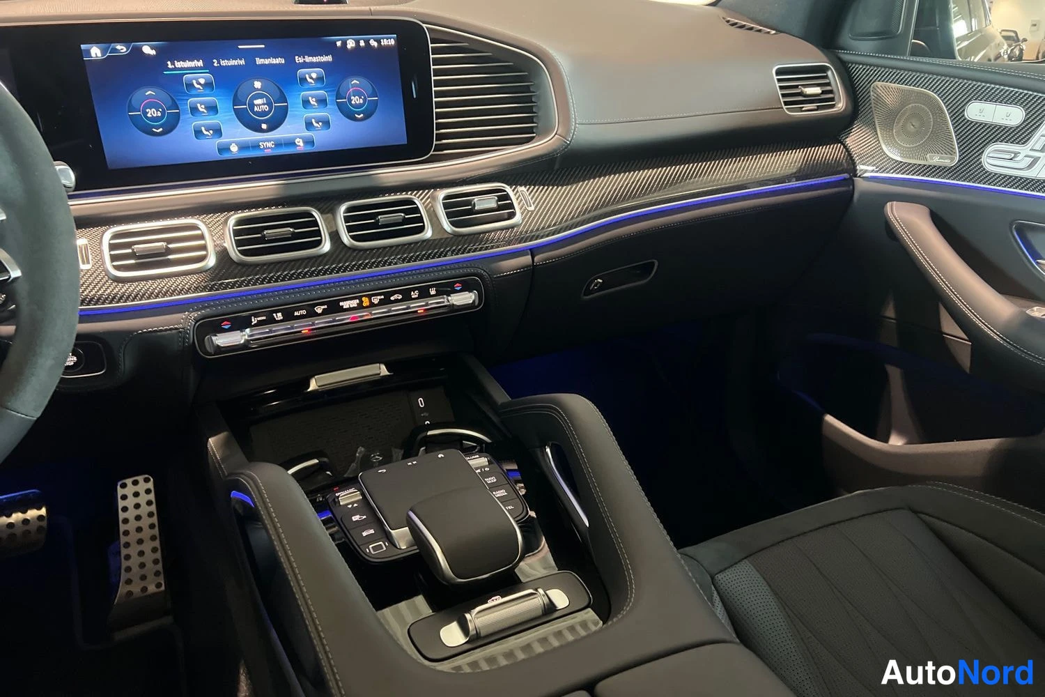 Musta Mercedes-Benz GLE 2026, ohjaamo, kuva 10