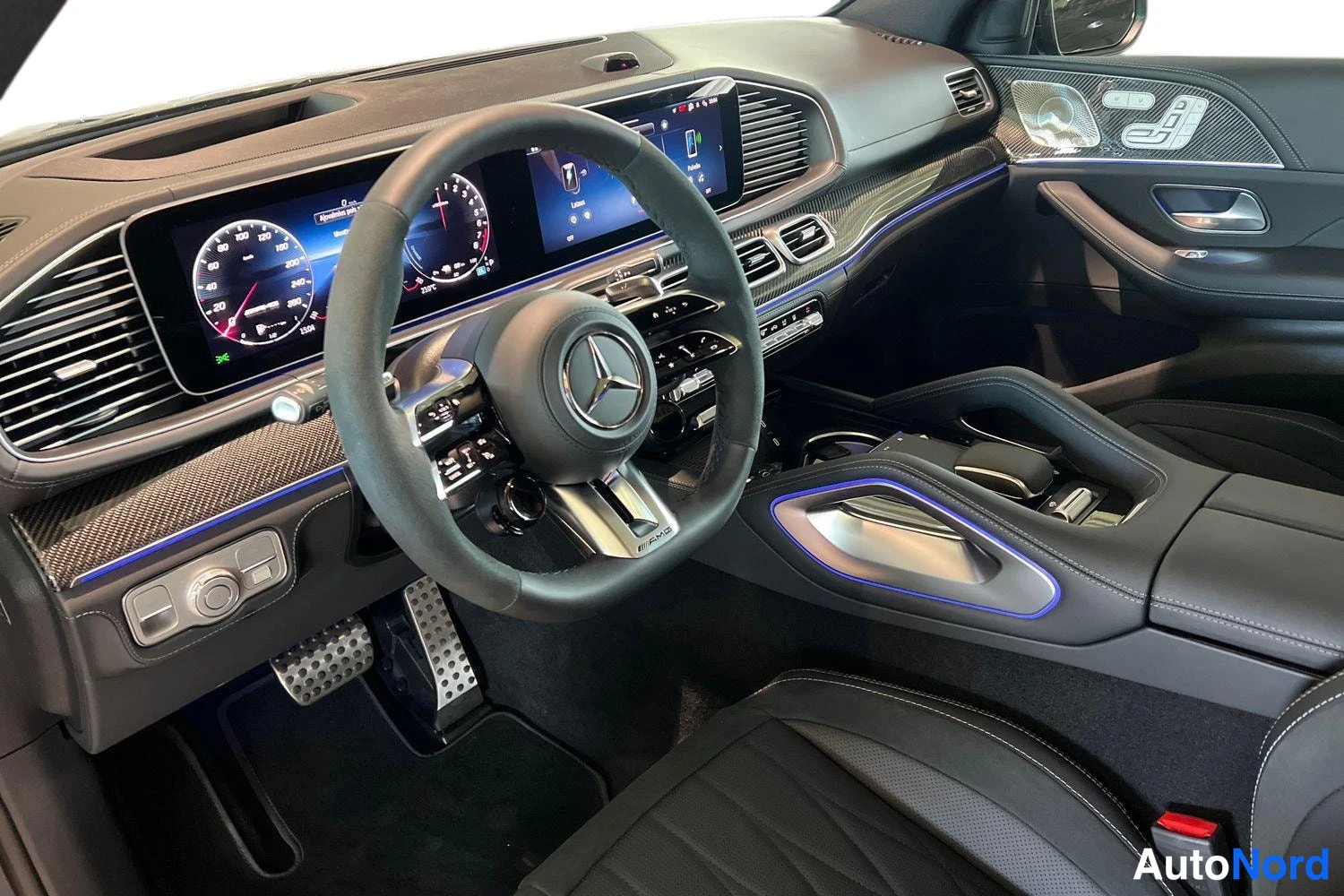 Musta Mercedes-Benz GLE 2026, ohjaamo, kuva 6