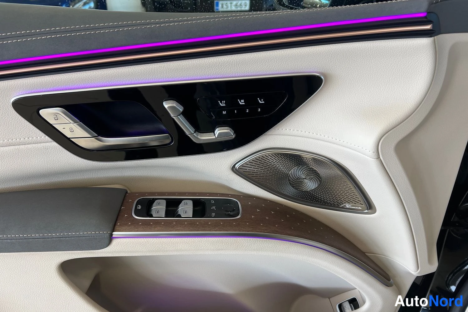 Musta Mercedes-Benz EQS SUV 2023, yksityiskohta, kuva 16