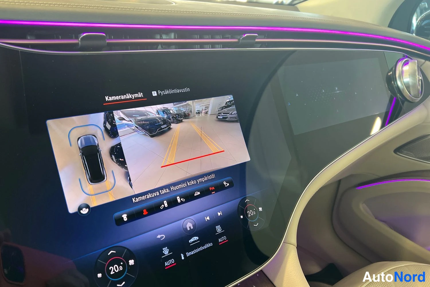 Musta Mercedes-Benz EQS SUV 2023, yksityiskohta, kuva 17