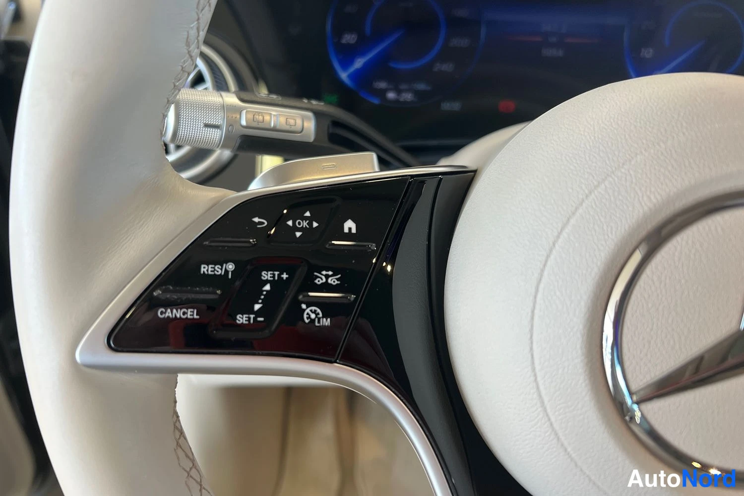 Musta Mercedes-Benz EQS SUV 2023, yksityiskohta, kuva 19