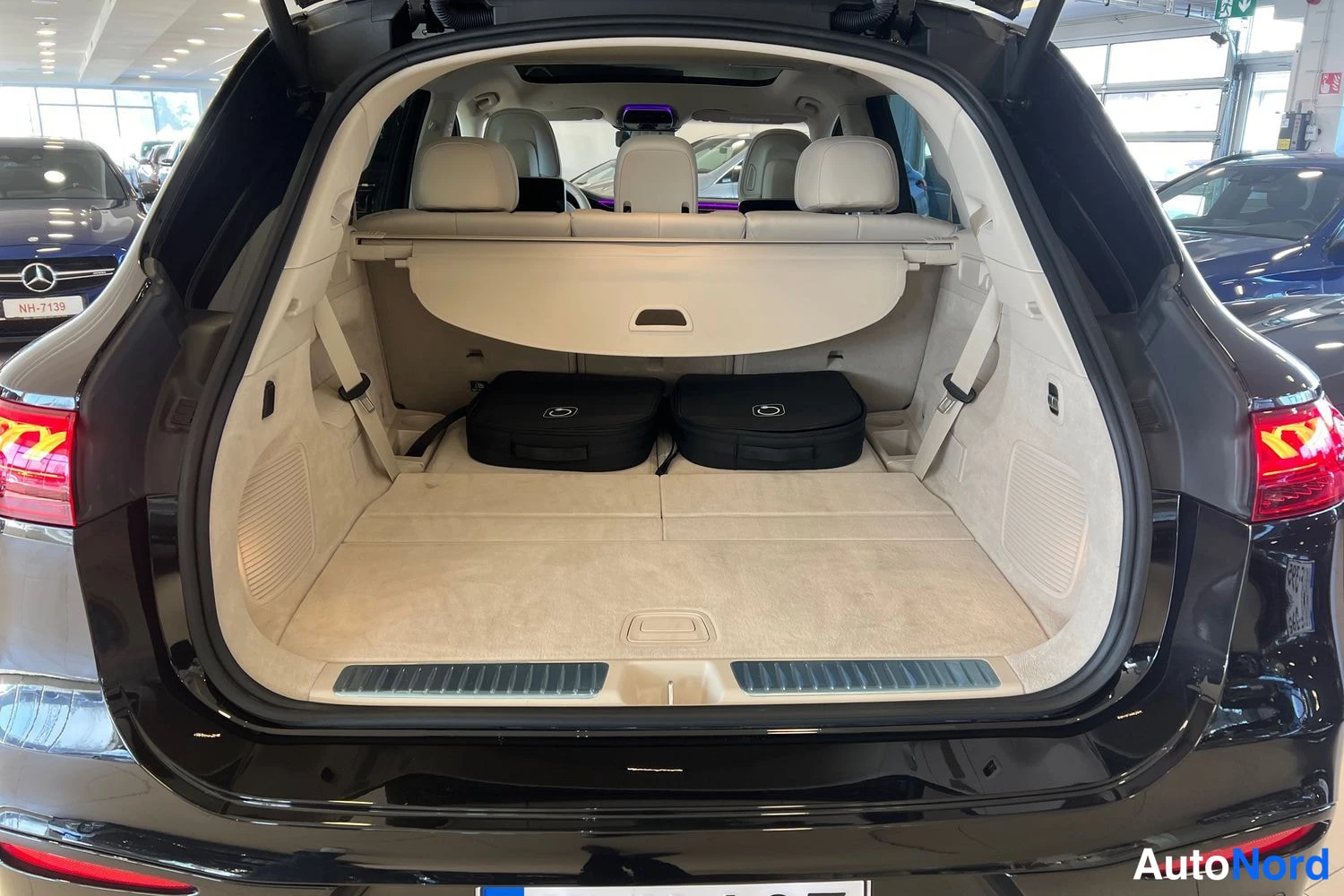 Musta Mercedes-Benz EQS SUV 2023, tavaratila, kuva 14