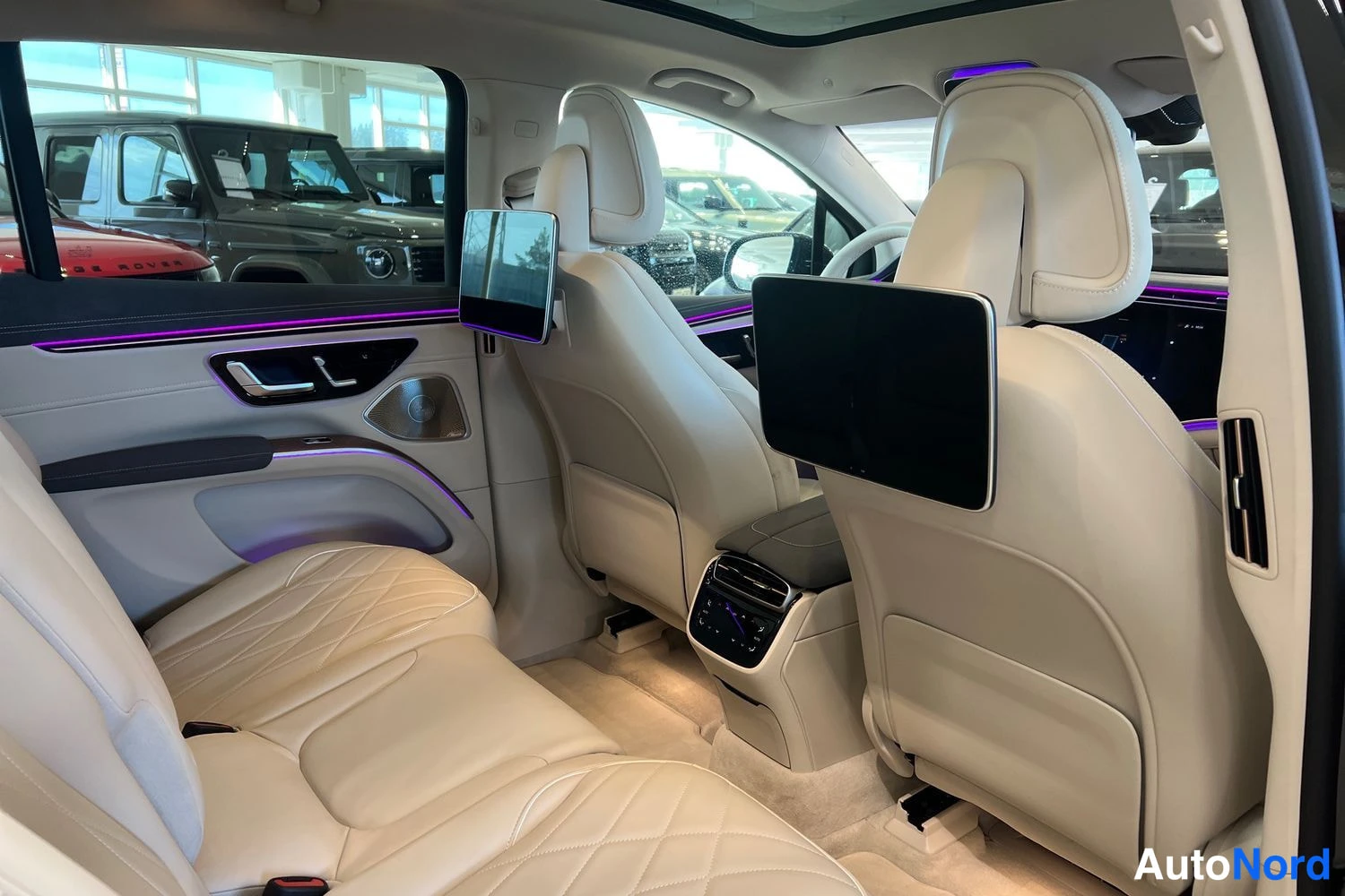 Musta Mercedes-Benz EQS SUV 2023, takaistuimet, kuva 13