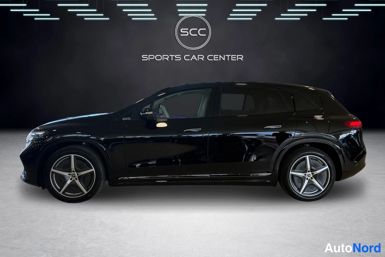 Musta Mercedes-Benz EQS SUV 2023, etuviisto, keula vasemmalle, kuva 2