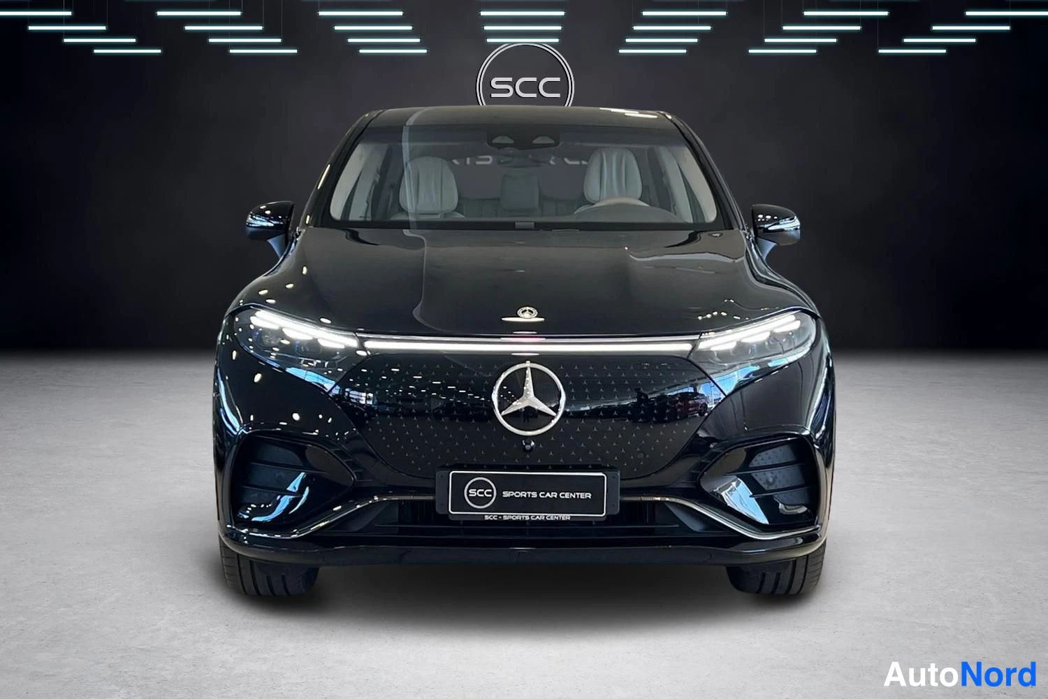 Musta Mercedes-Benz EQS SUV 2023, edestä, kuva 3