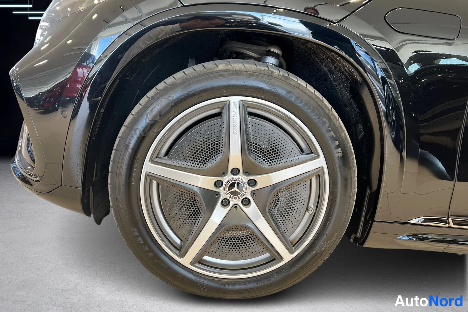 Musta Mercedes-Benz EQS SUV 2023, yksityiskohta, kuva 15