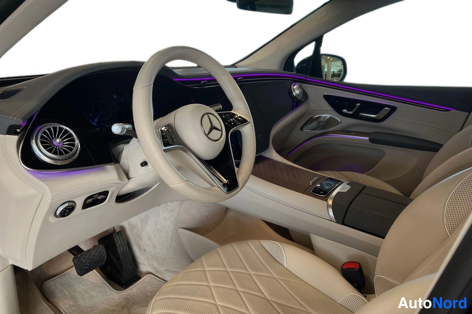 Musta Mercedes-Benz EQS SUV 2023, ohjaamo, kuva 6