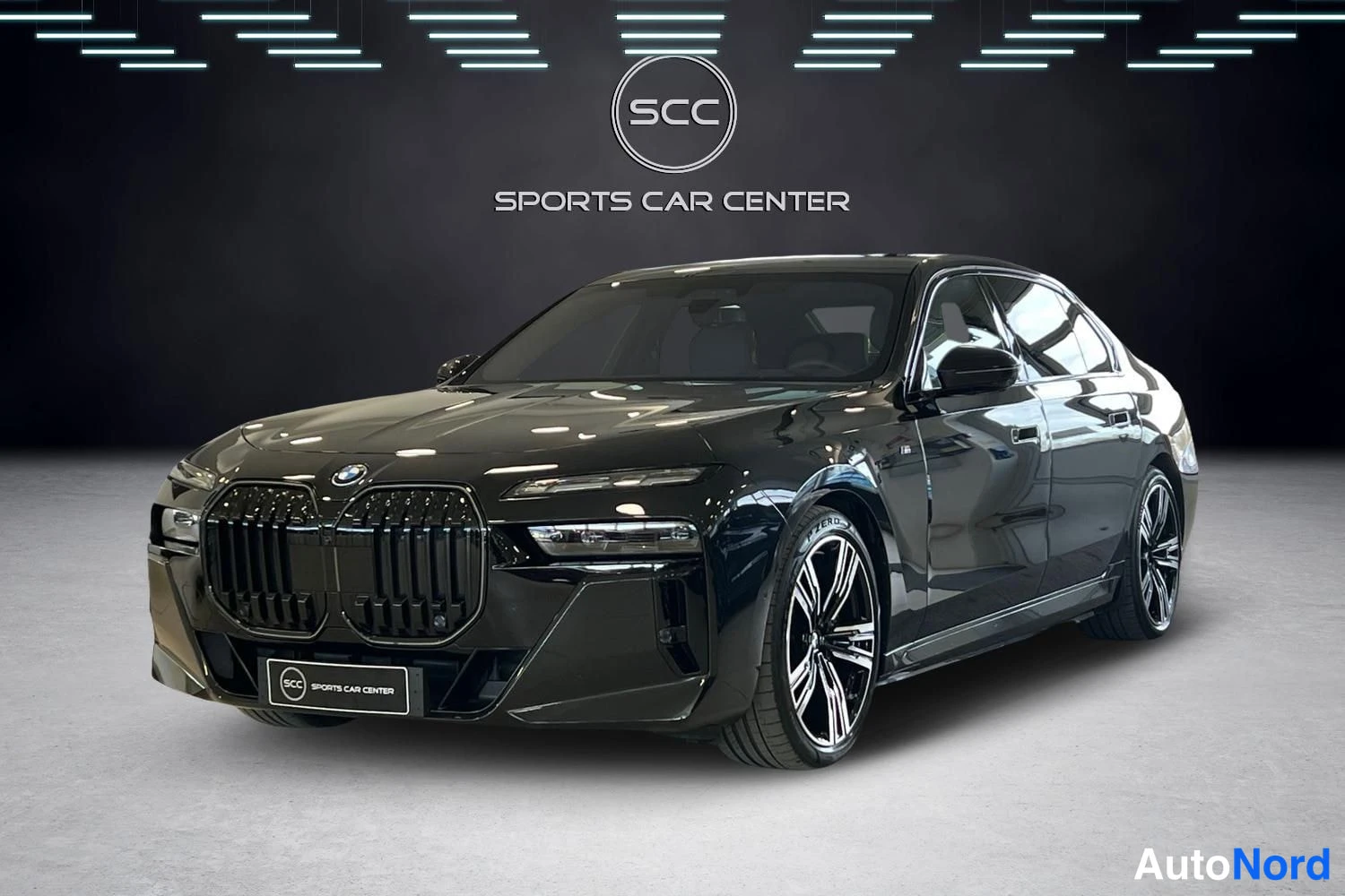 Musta BMW i7 2024, etuviisto, keula vasemmalle, kuva 2