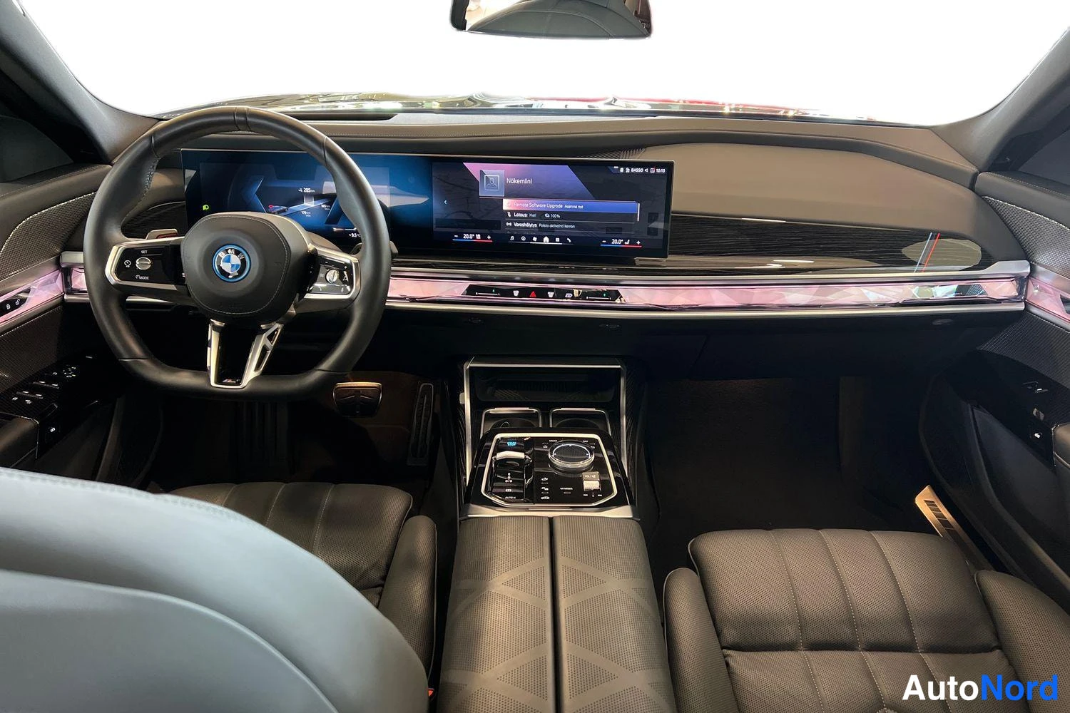 Musta BMW i7 2024, ohjaamo, kuva 8