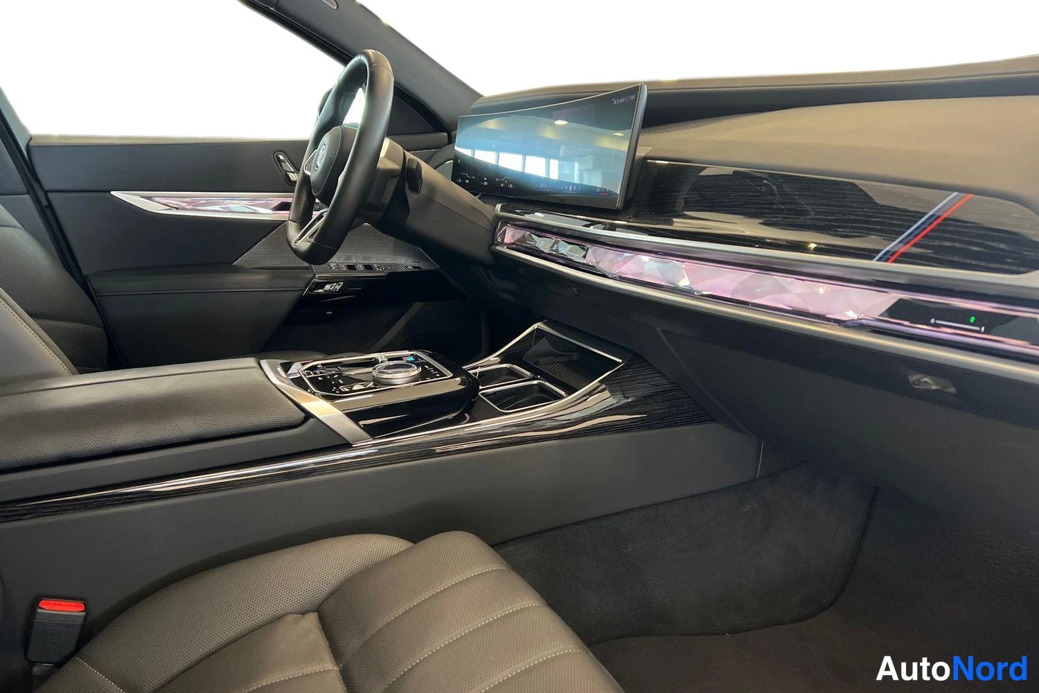 Musta BMW i7 2024, ohjaamo, kuva 9