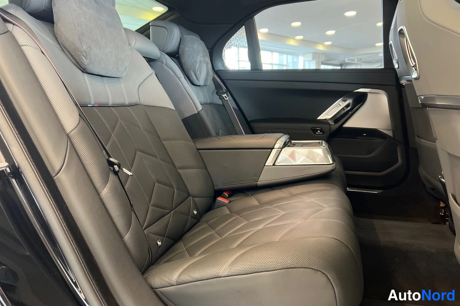 Musta BMW i7 2024, takaistuimet, kuva 12