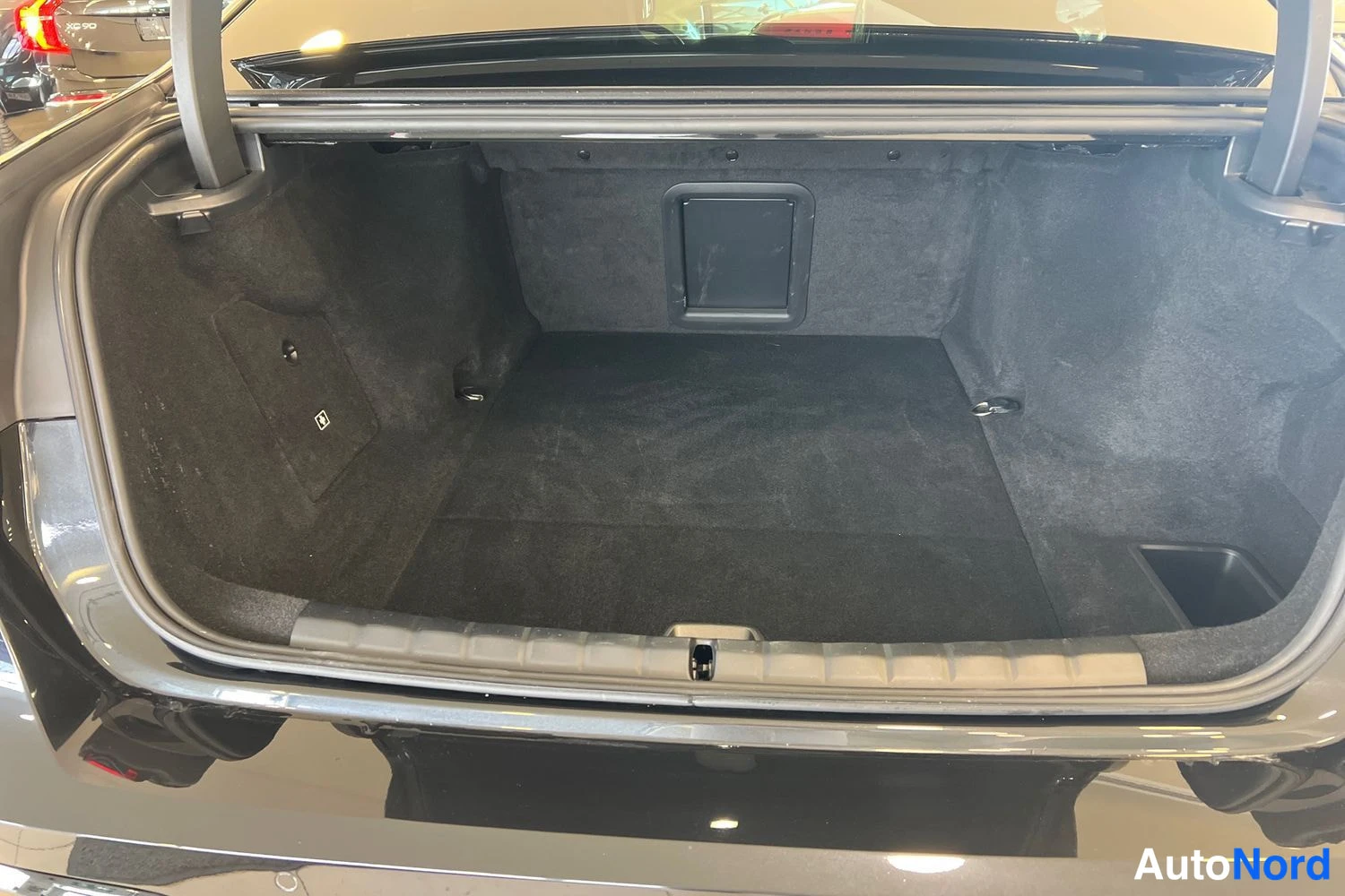 Musta BMW i7 2024, tavaratila, kuva 13