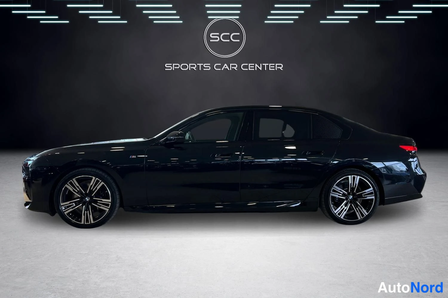 Musta BMW i7 2024, sivulta, kuva 3