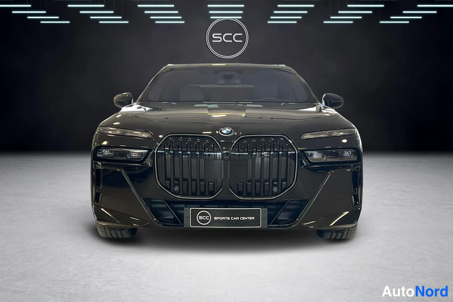 Musta BMW i7 2024, edestä, kuva 2