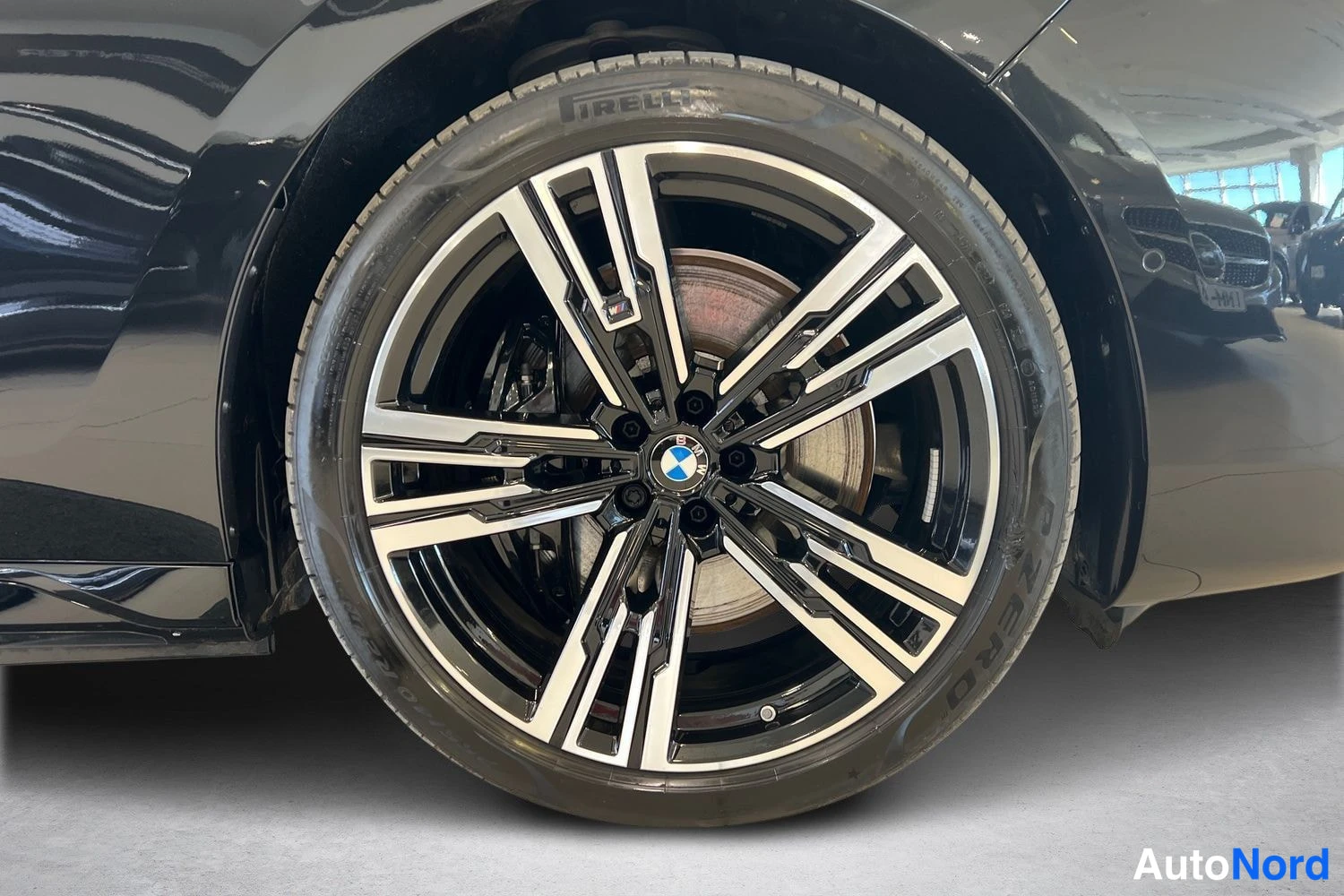 Musta BMW i7 2024, yksityiskohta, kuva 14