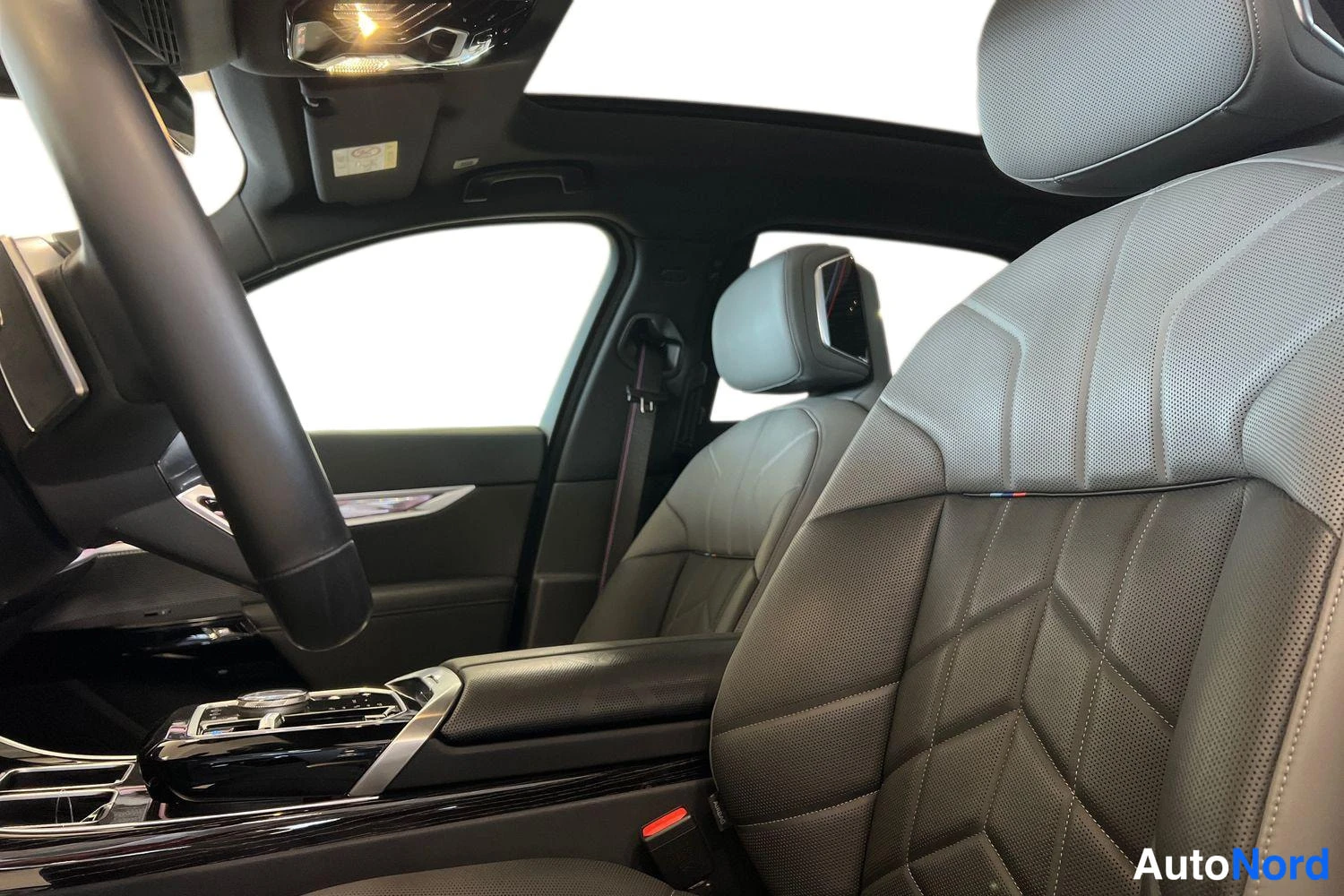 Musta BMW i7 2024, etuistuimet, kuva 11