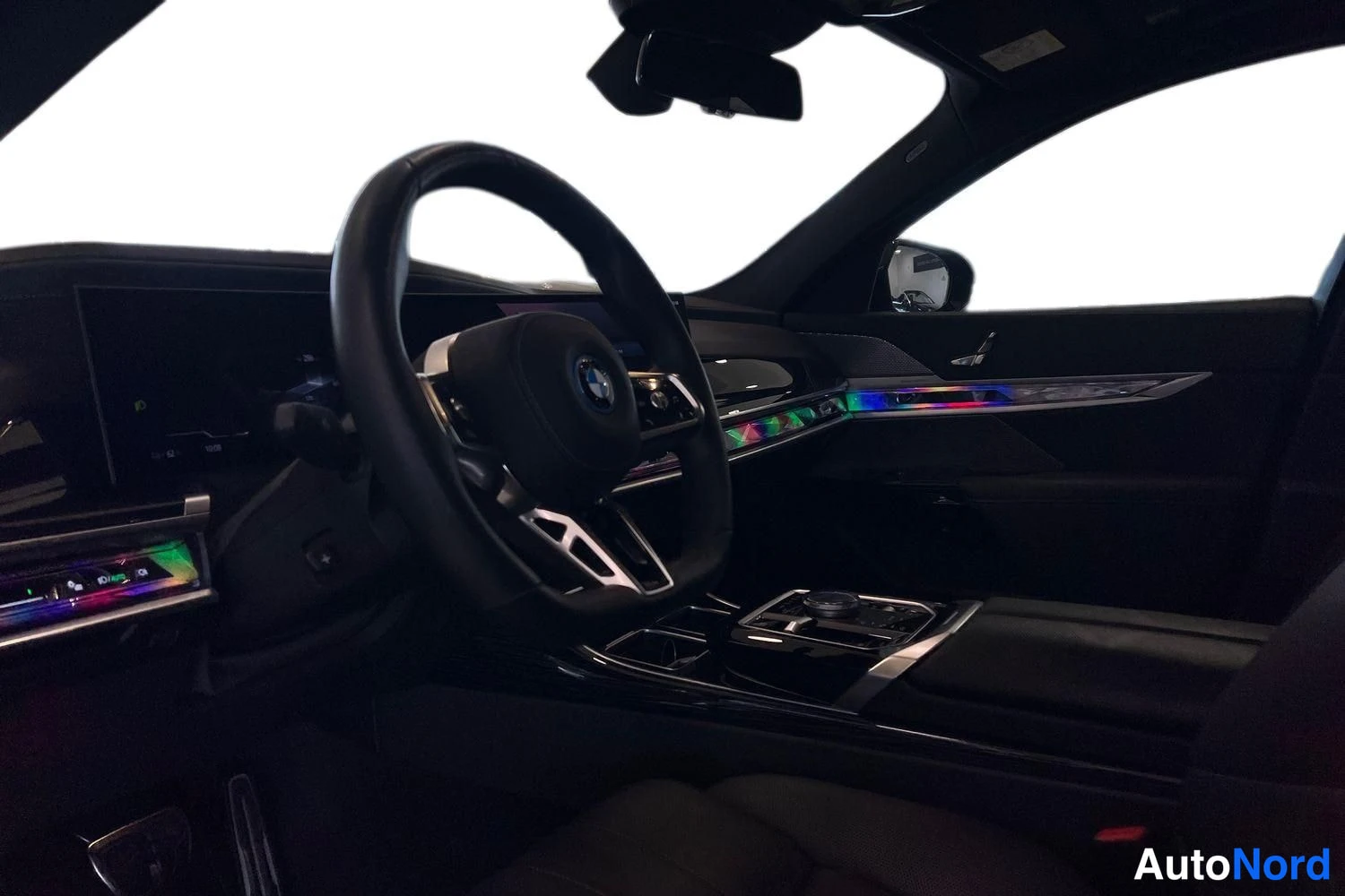 Musta BMW i7 2024, ohjaamo, kuva 6