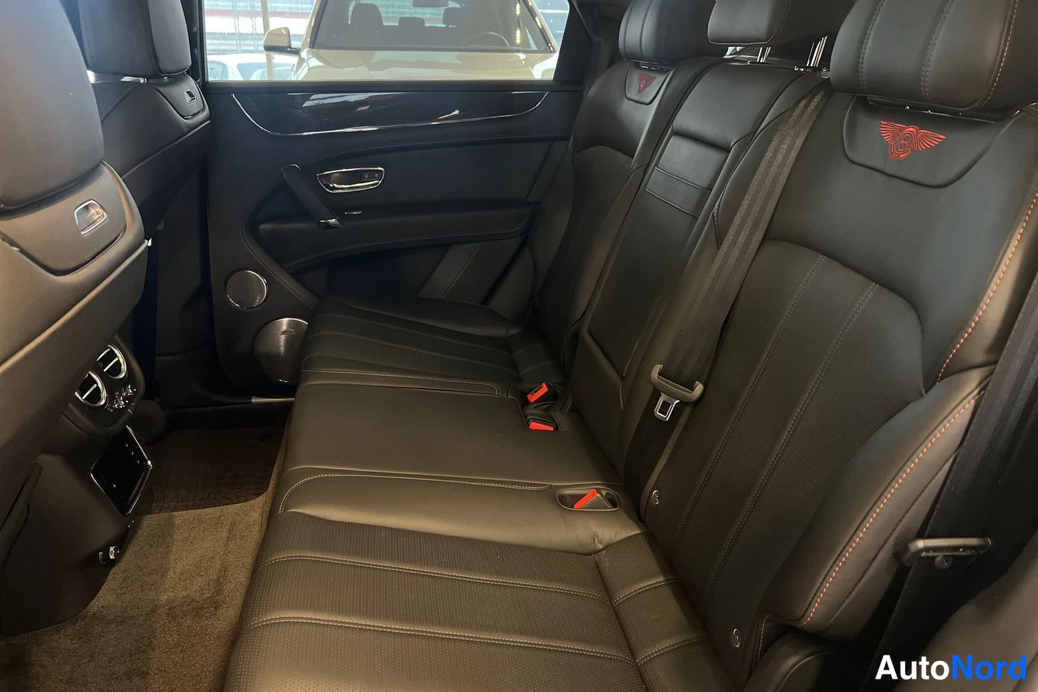 Harmaa Bentley Bentayga 2021, takaistuimet, kuva 12