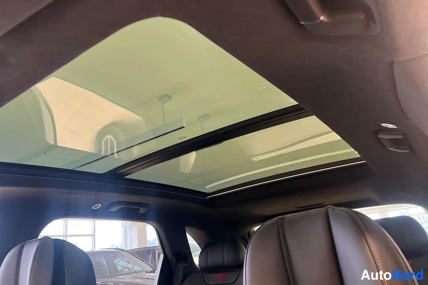 Harmaa Bentley Bentayga 2021, ohjaamo, kuva 10