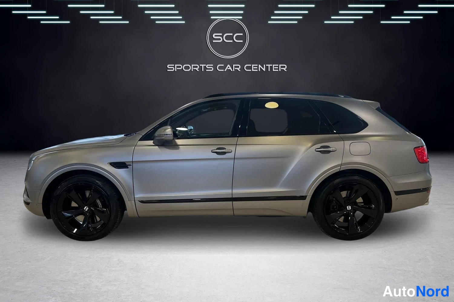 Harmaa Bentley Bentayga 2021, sivulta, kuva 3