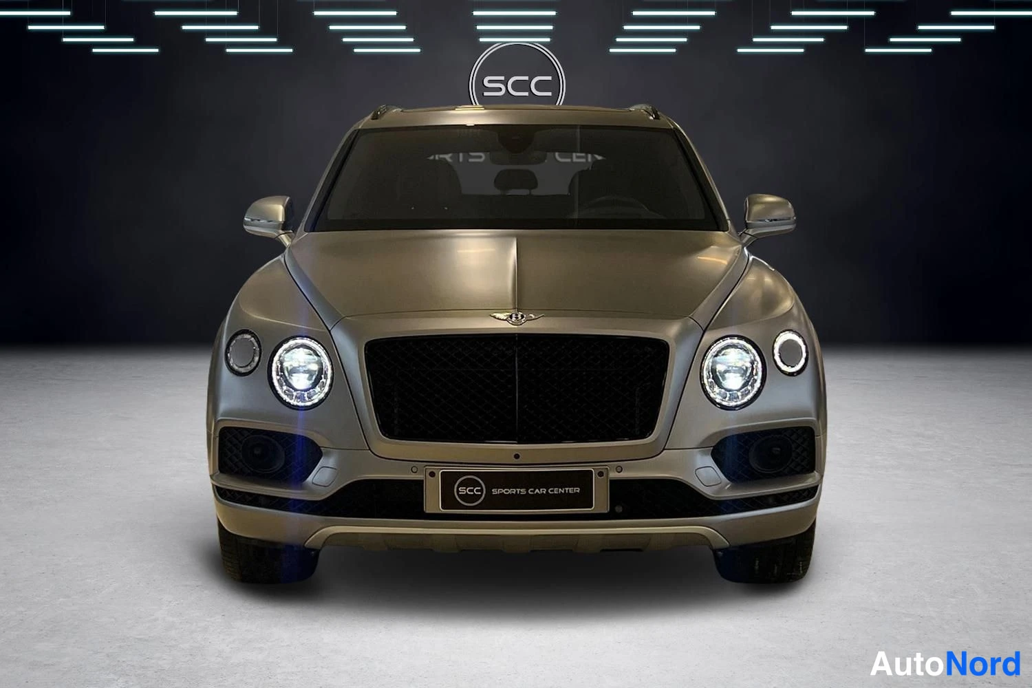 Harmaa Bentley Bentayga 2021, edestä, kuva 2