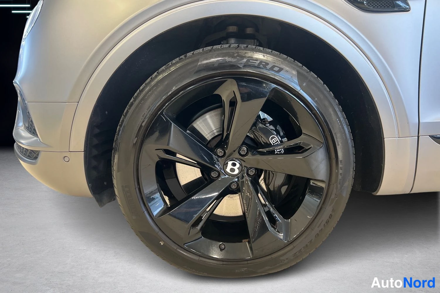 Harmaa Bentley Bentayga 2021, yksityiskohta, kuva 14