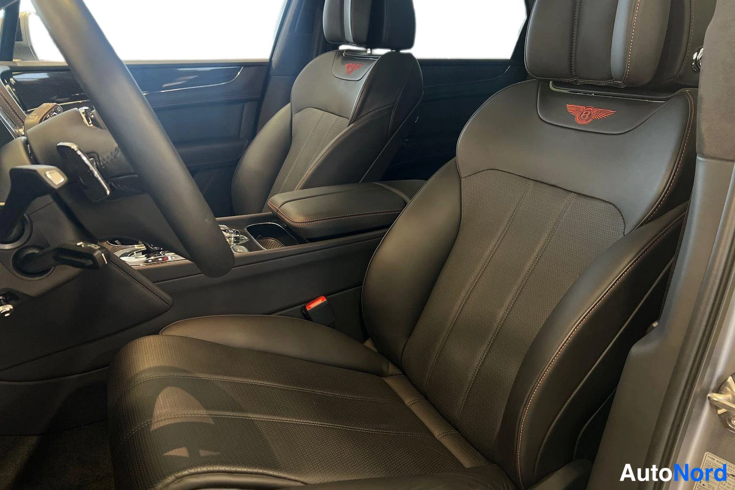 Harmaa Bentley Bentayga 2021, etuistuimet, kuva 11