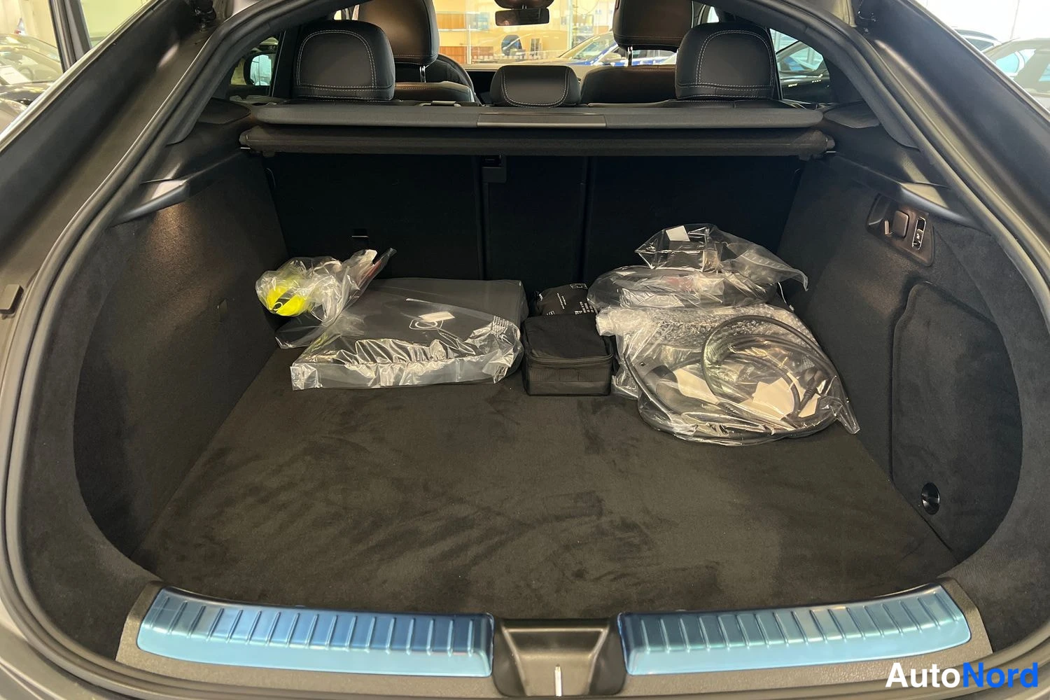 Harmaa Mercedes-Benz GLE 2026, tavaratila, kuva 12