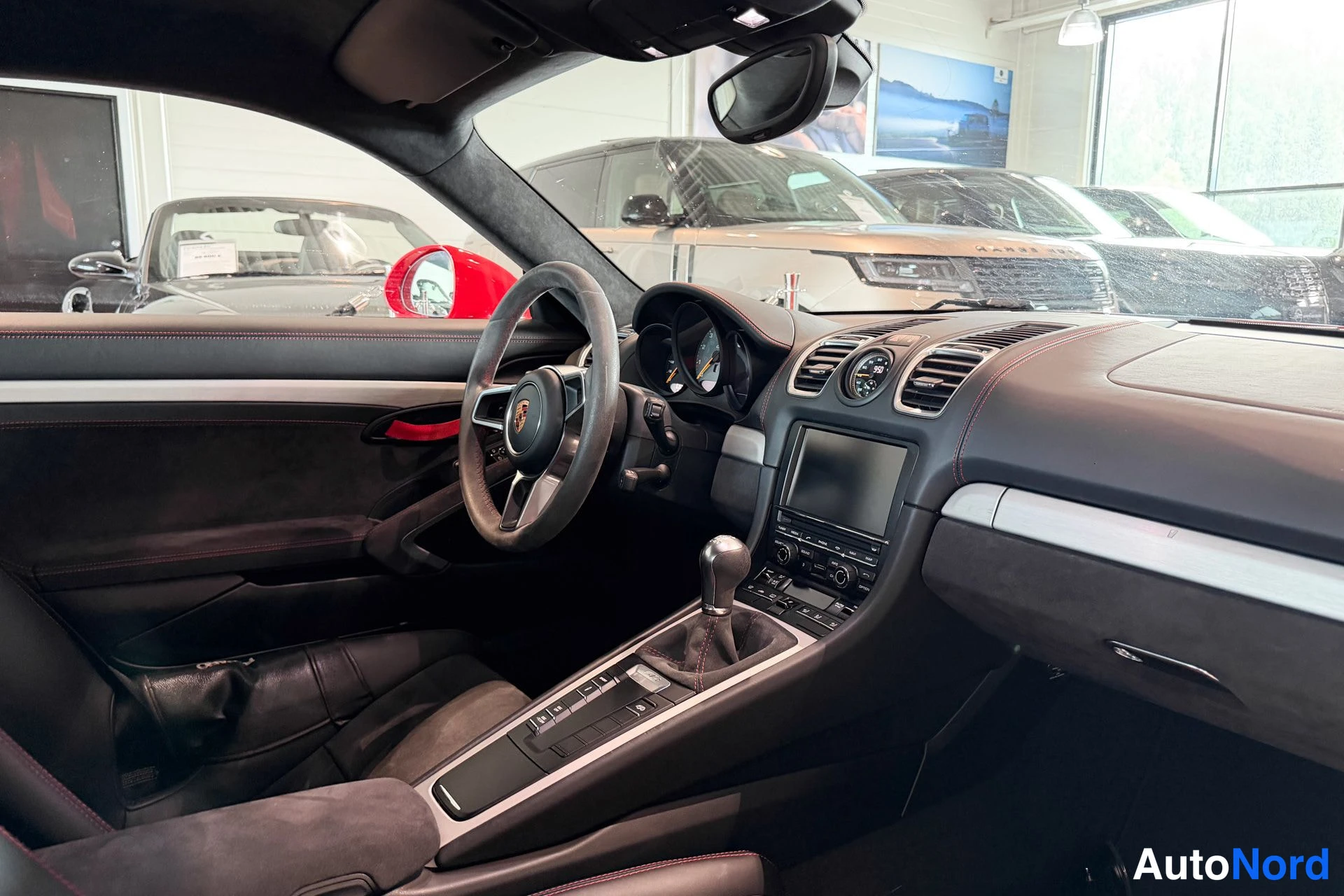 Punainen Porsche Cayman 2016, ohjaamo, kuva 9