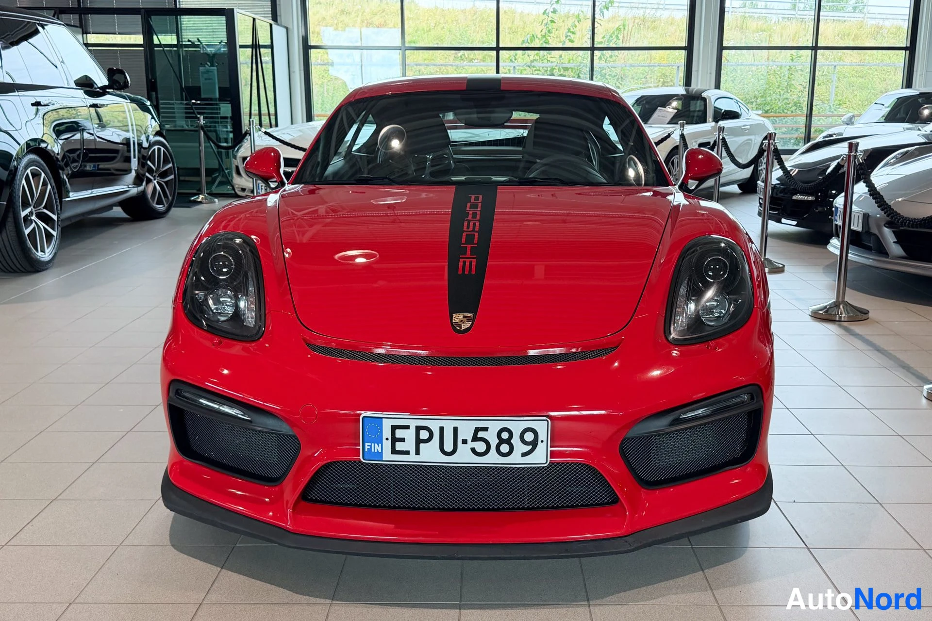 Punainen Porsche Cayman 2016, edestä, kuva 3