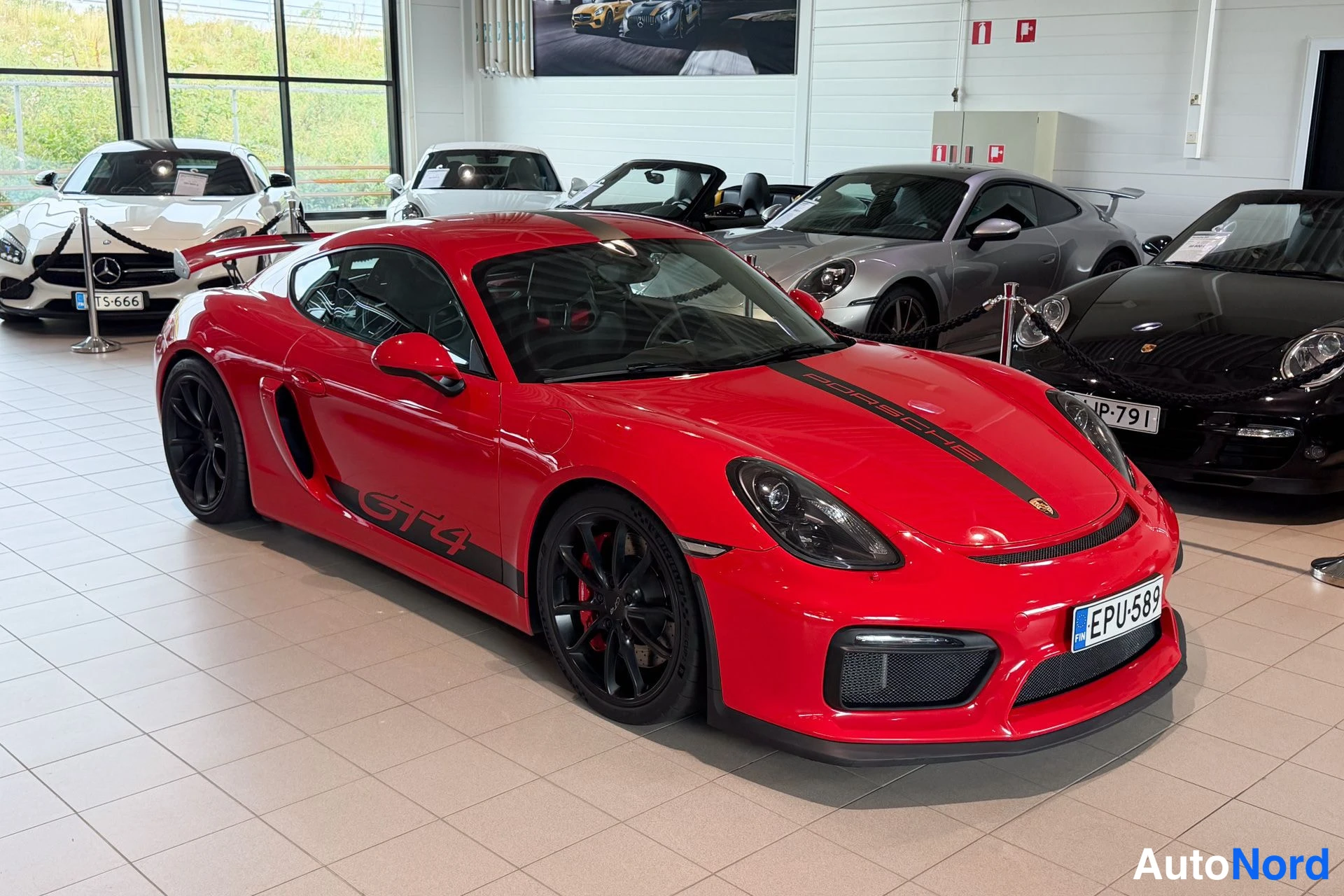Punainen Porsche Cayman 2016, etuviisto, keula oikealle, kuva 2
