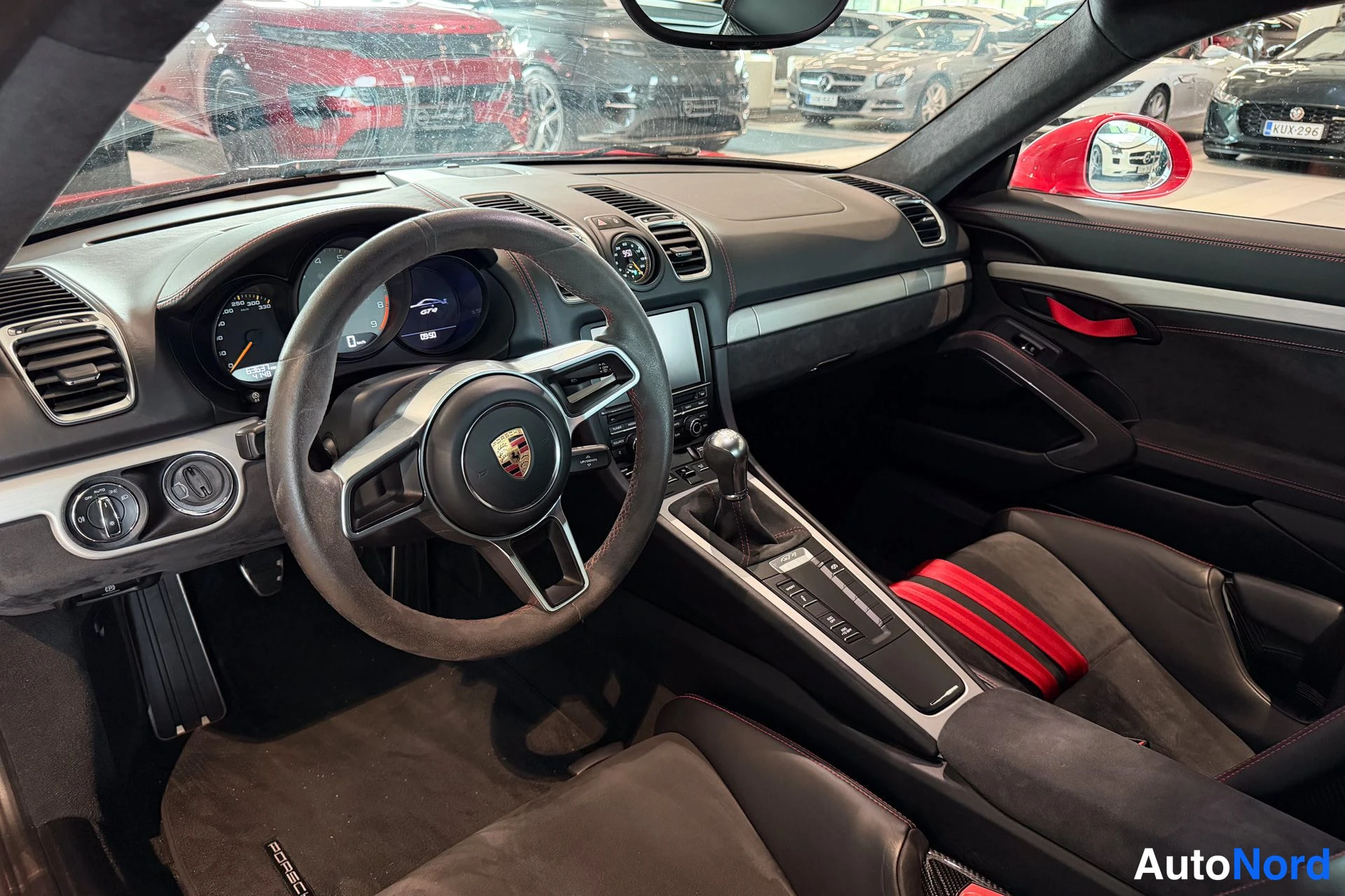 Punainen Porsche Cayman 2016, ohjaamo, kuva 8