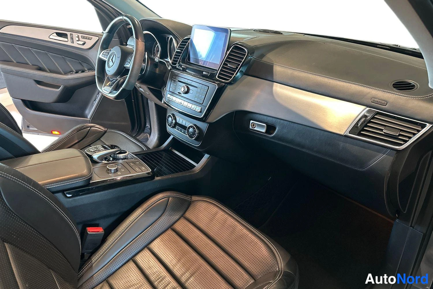 Harmaa Mercedes-Benz GLE 63 AMG 2016, ohjaamo, kuva 8