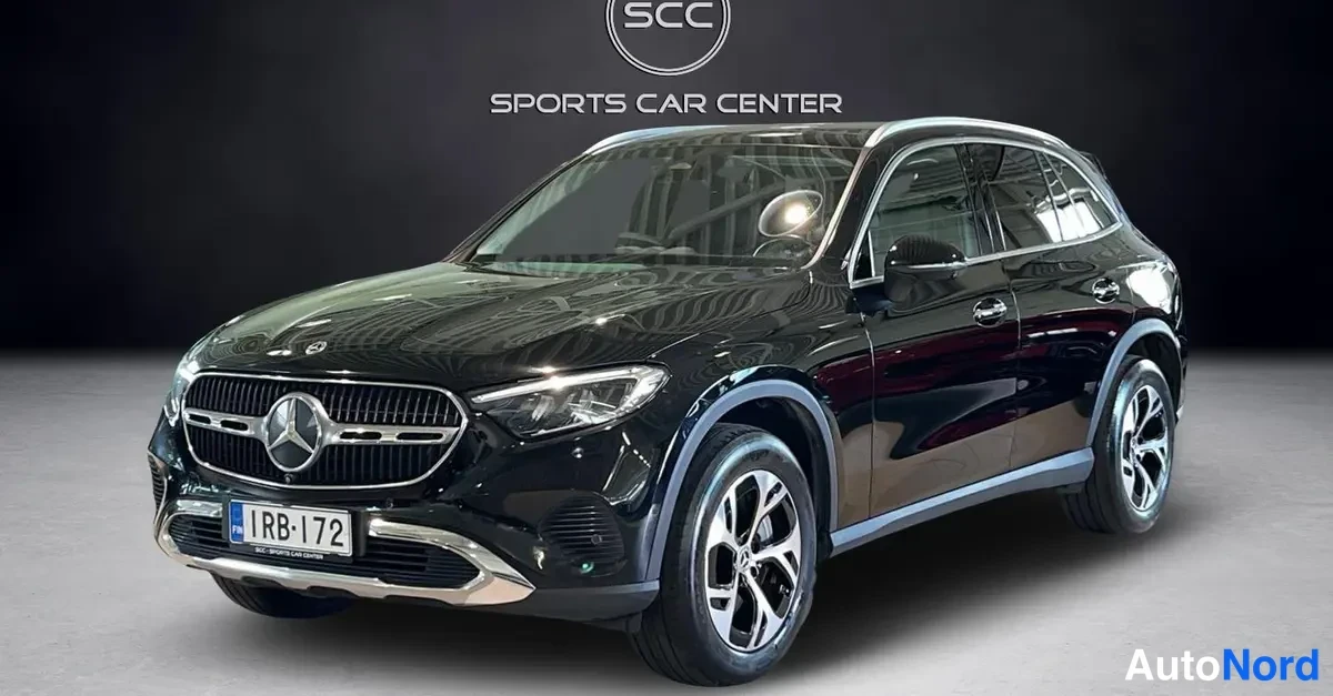 Musta Mercedes-Benz GLC 2023, etuviisto, keula vasemmalle, kuva 2