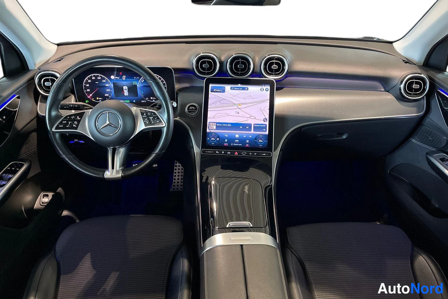Musta Mercedes-Benz GLC 2023, ohjaamo, kuva 8