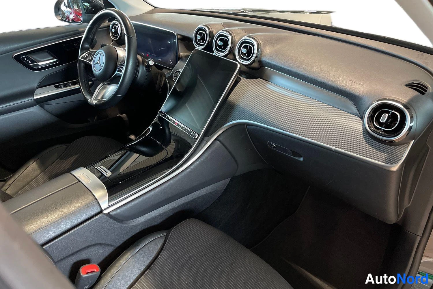 Musta Mercedes-Benz GLC 2023, ohjaamo, kuva 9