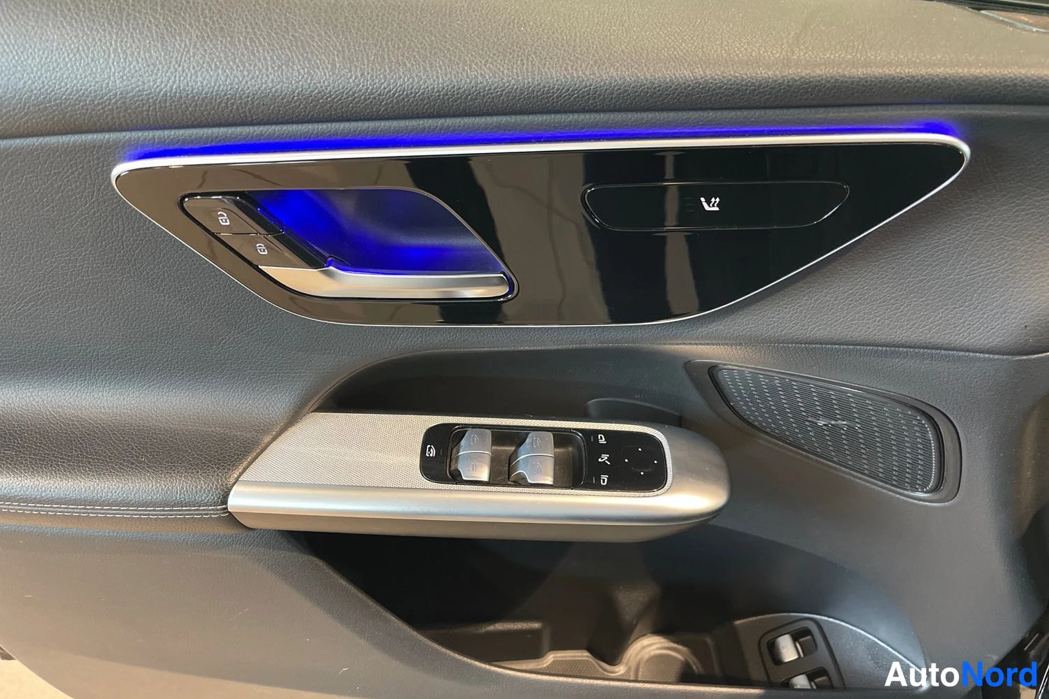 Musta Mercedes-Benz GLC 2023, yksityiskohta, kuva 14