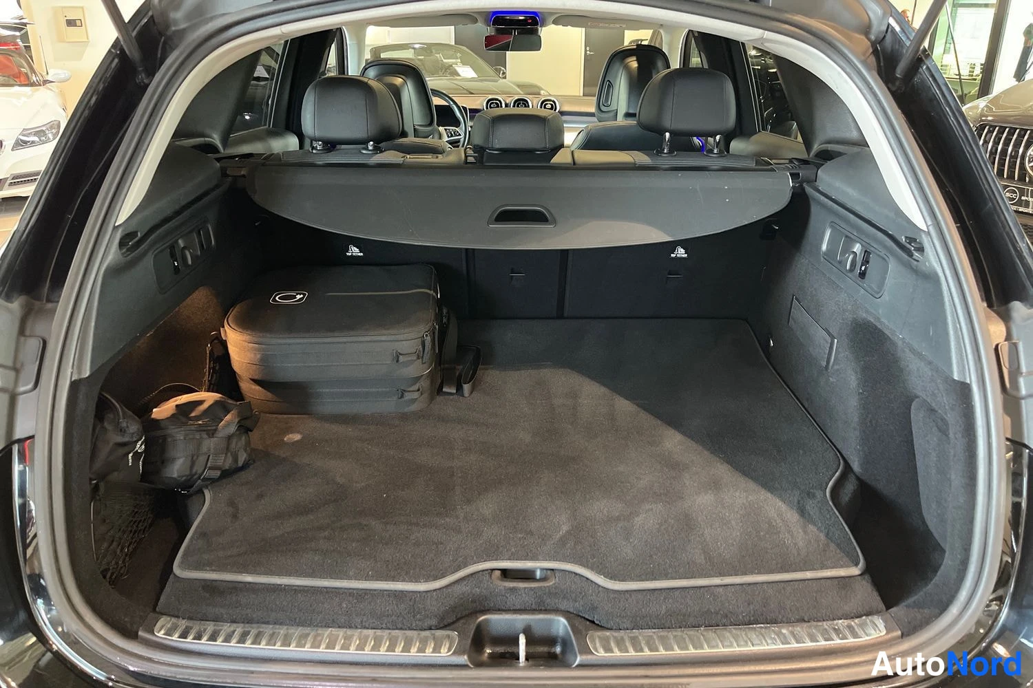 Musta Mercedes-Benz GLC 2023, tavaratila, kuva 11