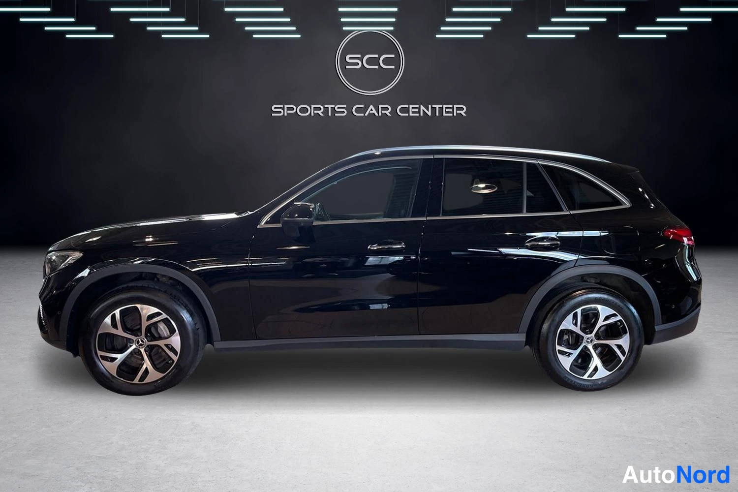 Musta Mercedes-Benz GLC 2023, sivulta, kuva 3