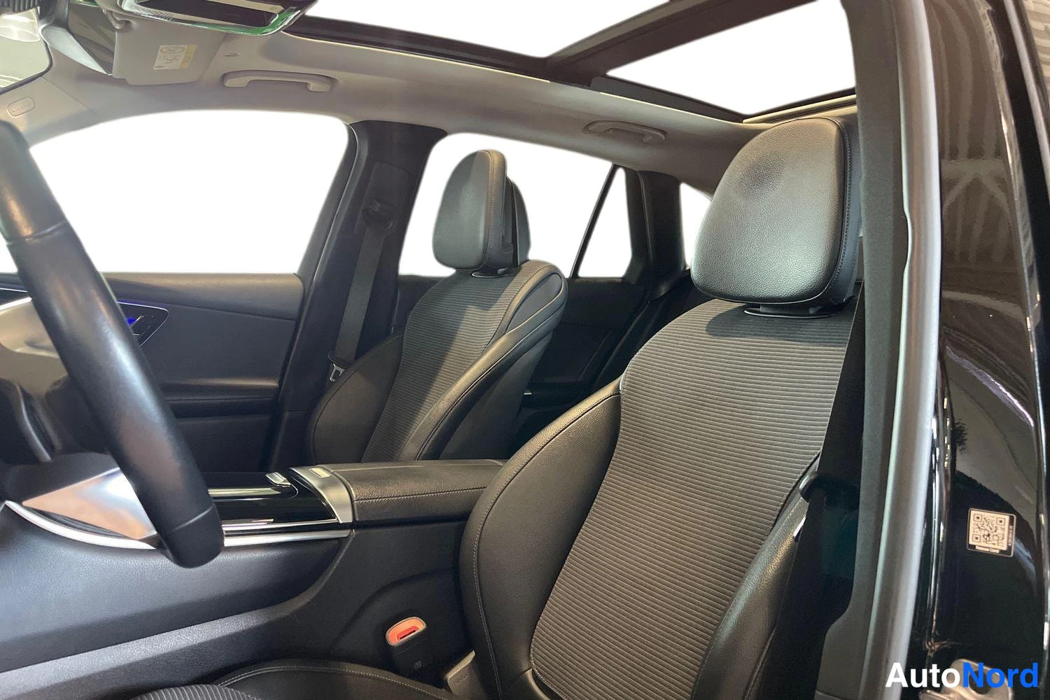 Musta Mercedes-Benz GLC 2023, etuistuimet, kuva 10
