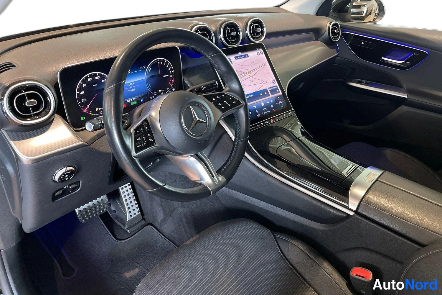 Musta Mercedes-Benz GLC 2023, ohjaamo, kuva 6