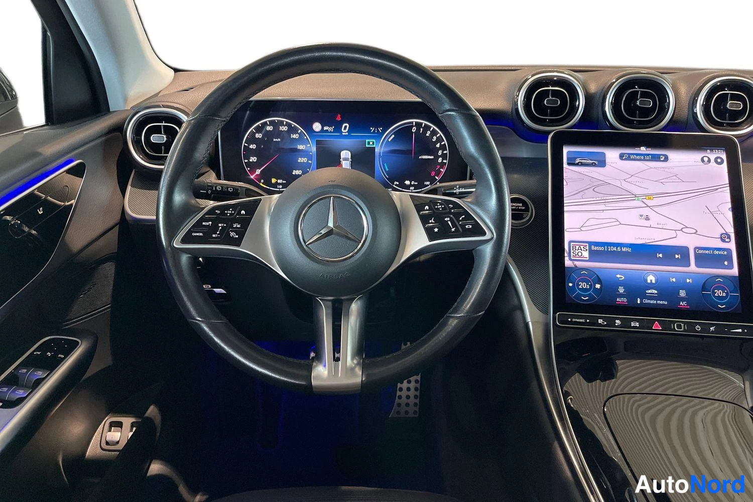 Musta Mercedes-Benz GLC 2023, ohjaamo, kuva 7