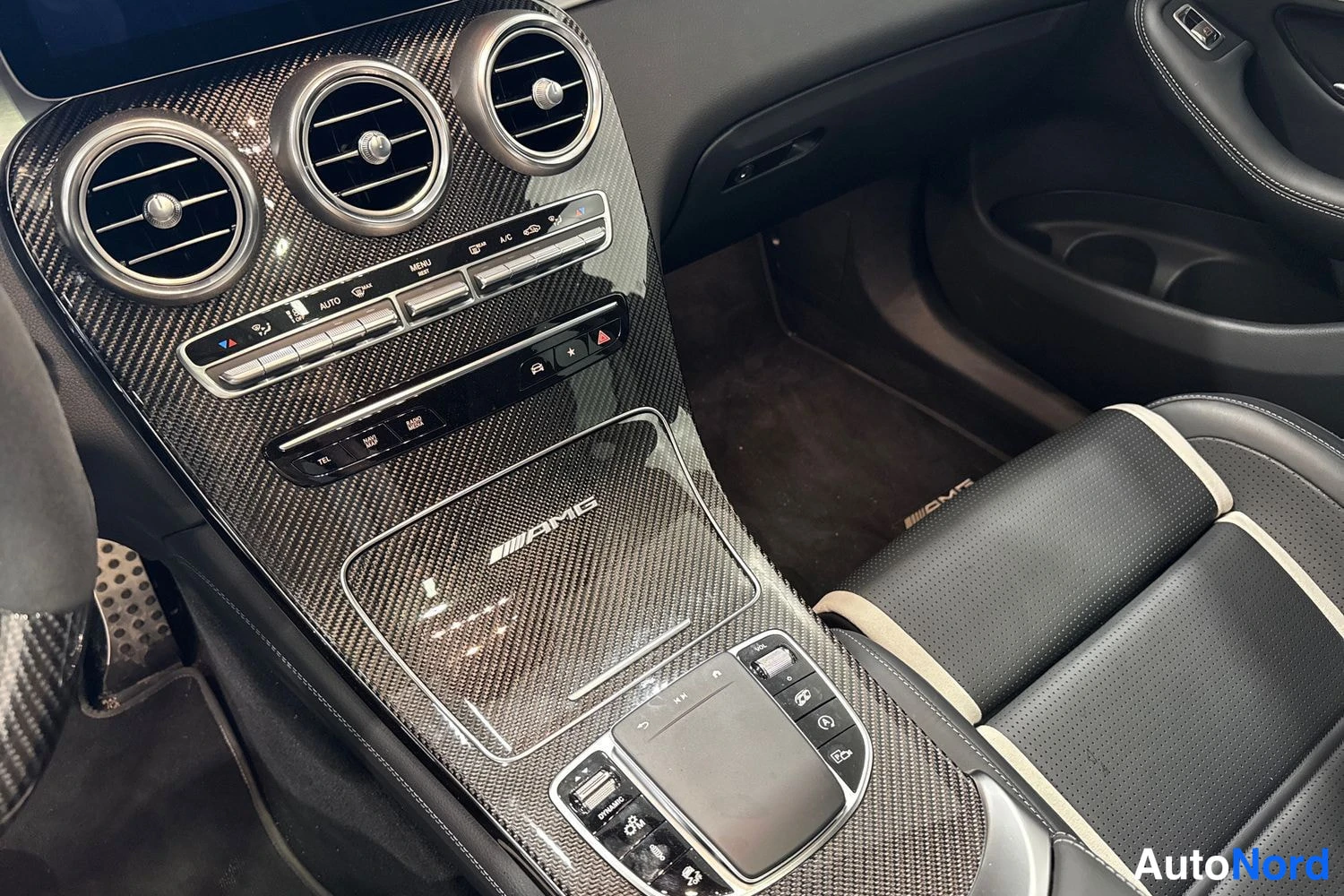 Musta Mercedes-Benz GLC 2020, yksityiskohta, kuva 16