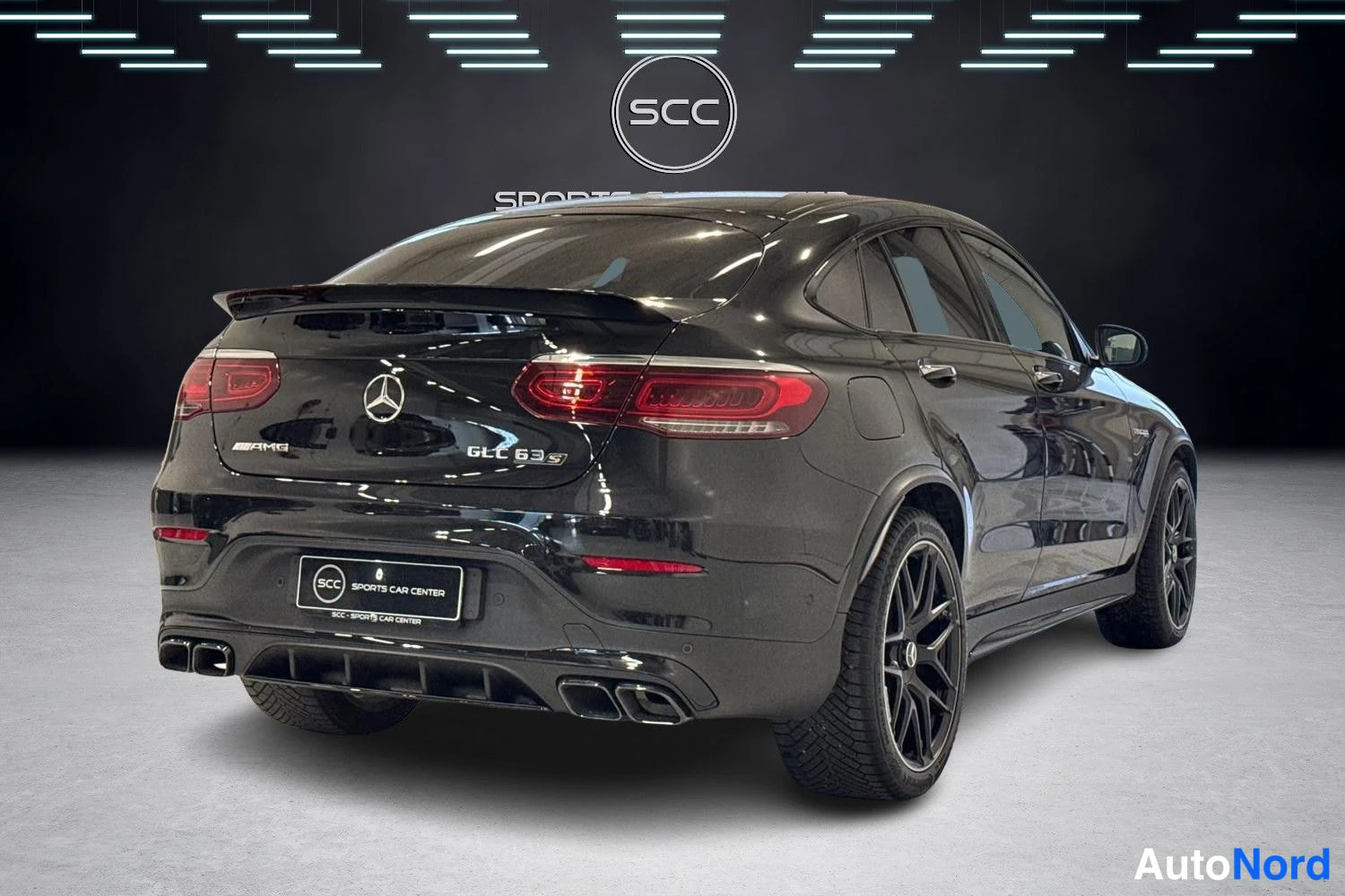 Musta Mercedes-Benz GLC 2020, takaviisto, kuva 4