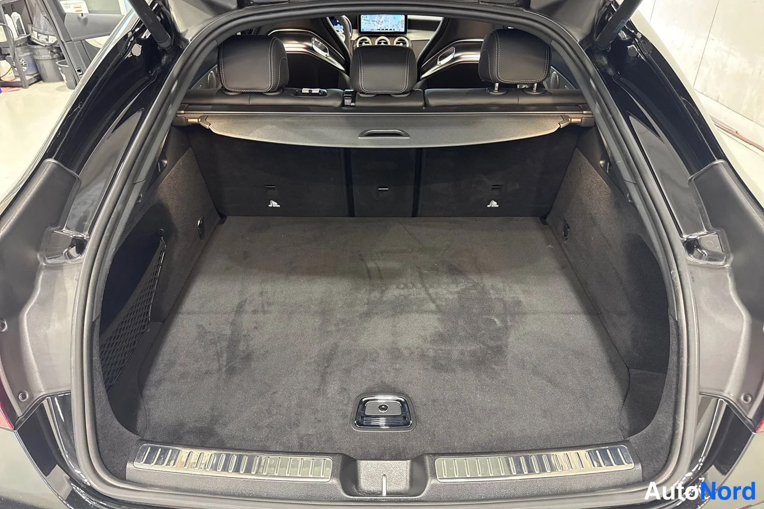 Musta Mercedes-Benz GLC 2020, tavaratila, kuva 14